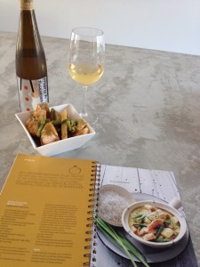 Groene curry met gerookte zalm