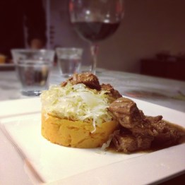 Draadjesvlees met zoete aardappelpuree en zuurkool