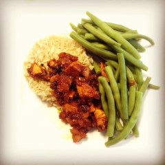 kipmadras met rijs en boontjes