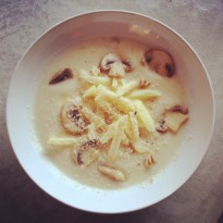 Knolselderijsoep met appel en walnootrasp