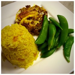 Bobotie met gele rijst en sugar snaps