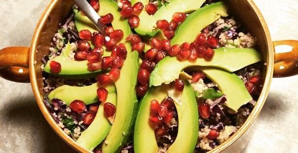Rodekool couscous met avocado en granaatappelpitjes