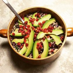 Rodekool couscous met avocado en granaatappelpitjes