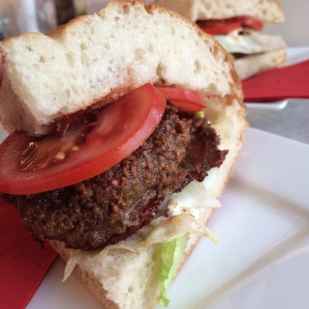 knapperige hamburger op Turks brood
