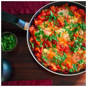 Eenpansgerecht - Marokkaanse eieren in paprikasaus